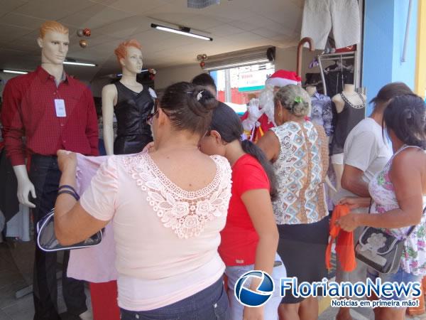 Consumidores aproveitaram o saldão de Natal na loja Lar Paraty.(Imagem:FlorianoNews)