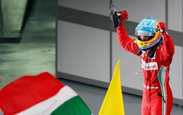 Alonso celebra improvável vitória em Sepang.(Imagem:Reuters)