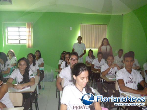 Professora Socorro Carvalho recepciona alunos da Escola Pequeno Príncipe na volta às aulas.(Imagem:FlorianoNews)