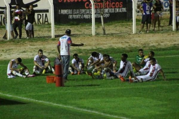 Marcão dando uma bronca no elenco do Piauí no intervalo antes do segundo tempo.(Imagem:Wenner Tito)