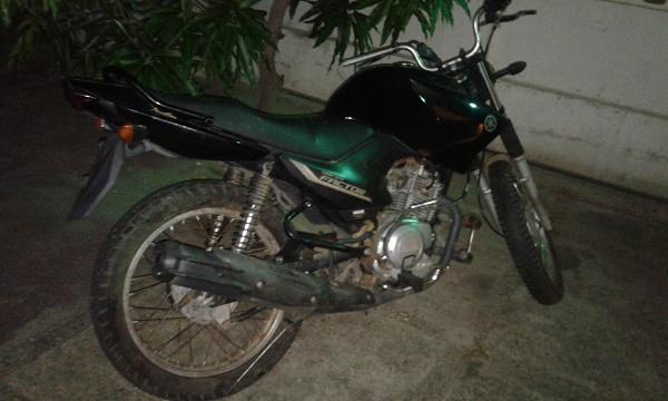 Vaqueiros encontram moto abandonada em matagal e acionam a PM.(Imagem:Temístocles Filho/jc24horas)