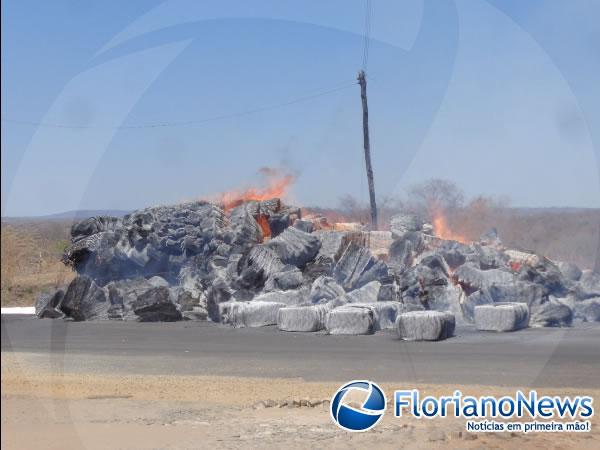 Carga de algodão pega fogo em cima de caminhão em Floriano.(Imagem:FlorianoNews)