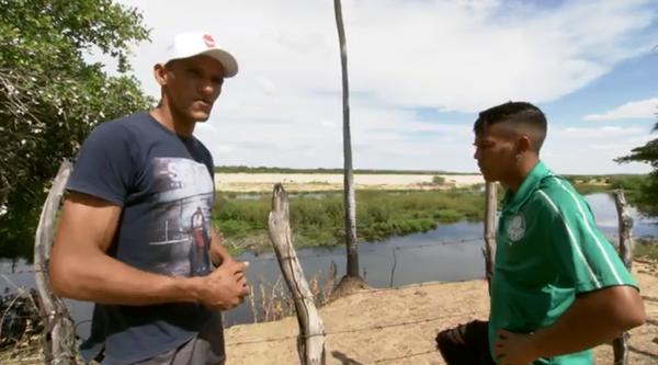 O tio Jackson Fonseca e Gabriel Veron na beira do Rio onde treinavam sozinhos(Imagem:Jordi Bordalba)