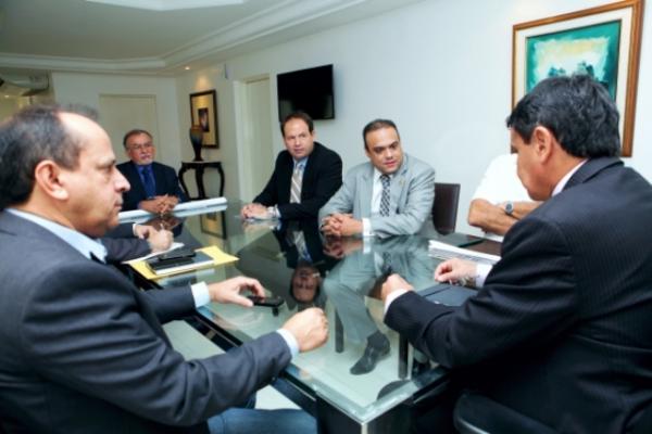 Reunião com o Secretário de Defesa Civil, Hélio Isaias e Ziza Carvalho do Meio Ambiente.(Imagem:Jorge Henrique Bastos)
