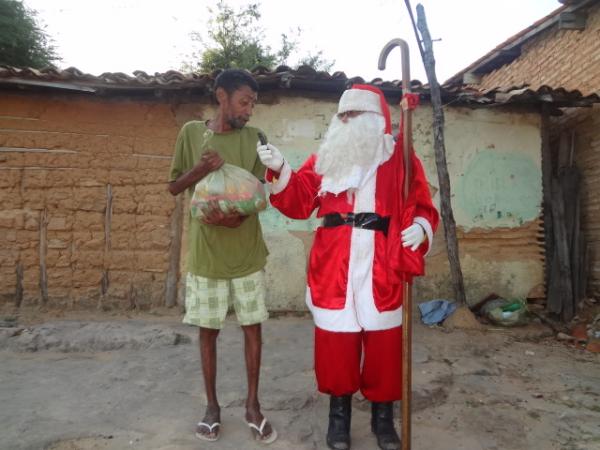 Papai Noel entrega brinquedos e cestas básicas em Floriano. (Imagem:FlorianoNews)