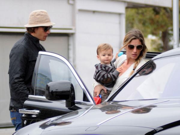 Tom Brady, Gisele Bündchen e o filhinho do casal, Benjamin, comemoram o dia dos pais em Malibu.(Imagem:Divulgação)