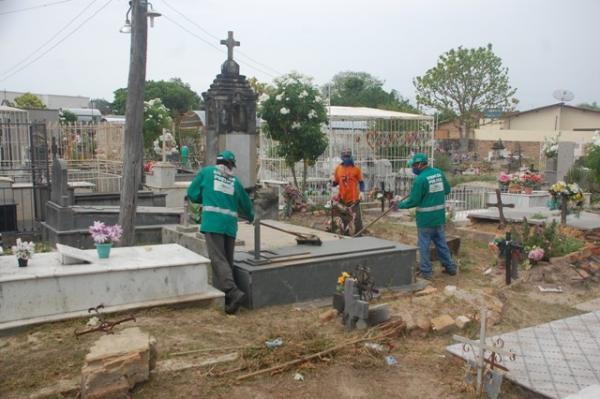 Prefeitura de Floriano recupera cemitérios para o Dia dos Finados.(Imagem:Waldemir Miranda)