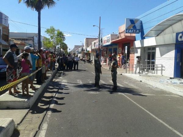 Avenida em frente ao banco foi isolada pela polícia para realização da perícia.(Imagem:Helder Vilela/ TV Clube)