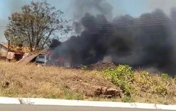 Incêndio em terreno assusta moradores do bairro Sambaíba Velha.(Imagem:FlorianoNews)