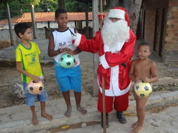 Papai Noel entrega brinquedos e cestas básicas em Floriano. (Imagem:FlorianoNews)