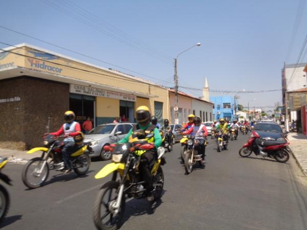 Mototaxistas fazem manifestação no centro de Floriano, após assassinato de colega (Imagem:FlorianoNews)