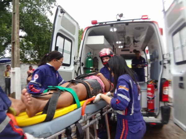 Mulher passa mal e cai da garupa de moto em Floriano.(Imagem:FlorianoNews)