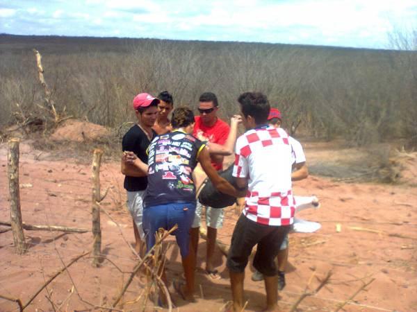 Familiares e amigos que se deslocaram até o local para fazer o resgate do corpo.(Imagem:meionorte)