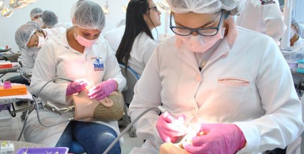 Acadêmicos do curso de Odontologia da FAESF realizam atividades práticas em laboratório(Imagem:FAESF)