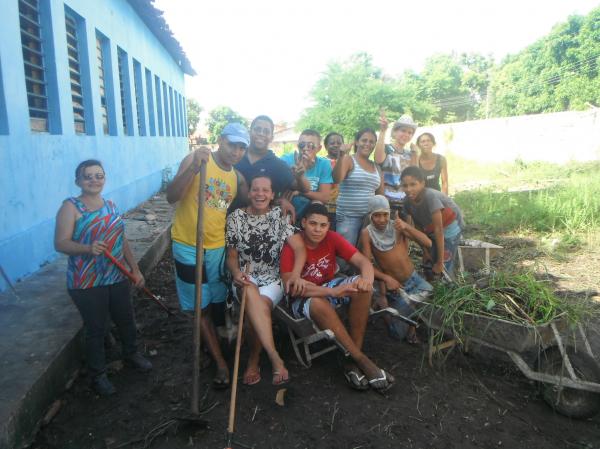 Alunos participam de mutirão de limpeza em escola de Floriano.(Imagem:FlorianoNews)