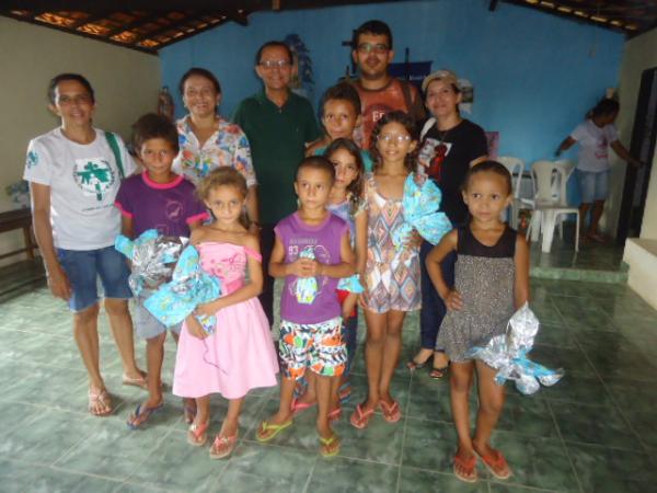 Cacau Show de Floriano doa ovos de chocolate para crianças no bairro Riacho Fundo.(Imagem:FlorianoNews)