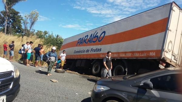 Colisão entre caminhão baú e carro na BR-316.(Imagem:Odaly Barbosa/Canal 121)