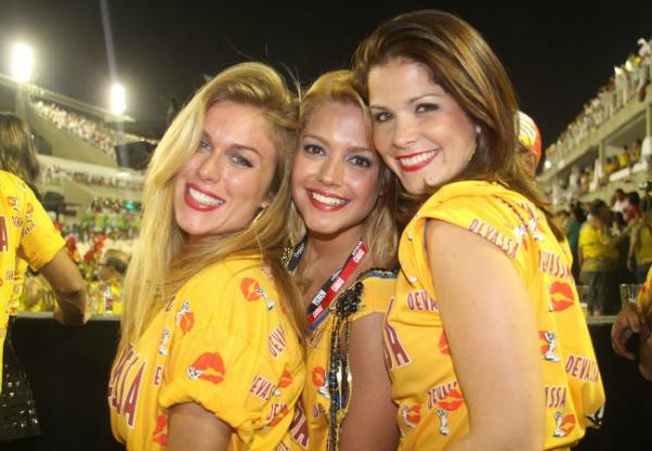 Na companhia das amigas, a atriz curtiu o segundo dia de Carnaval no Rio após polêmica envolvendo Thiago Rodrigues e Cristiane Dias.(Imagem:Cleomir Tavares / Divulgação)