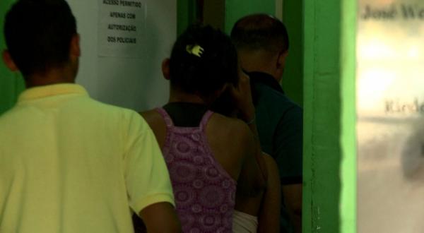Mãe suspeita de vender criança de 3 meses por R$ 10 é levada para delegacia em Teresina(Imagem:TV Clube)