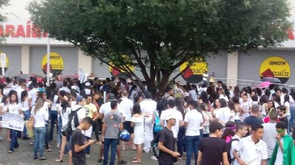 Estudantes e professores de Floriano protestam contra corte de verbas na educação.(Imagem:FlorianoNews)