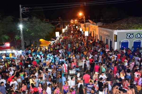 Arrastão dos Paredões e bandas no Cais animam o segundo dia de folia em Floriano(Imagem:Prefeitura de Floriano)