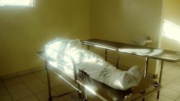 Cadáver de adolescente morto a pauladas é trazido para o IML de Floriano.(Imagem:FlorianoNews)