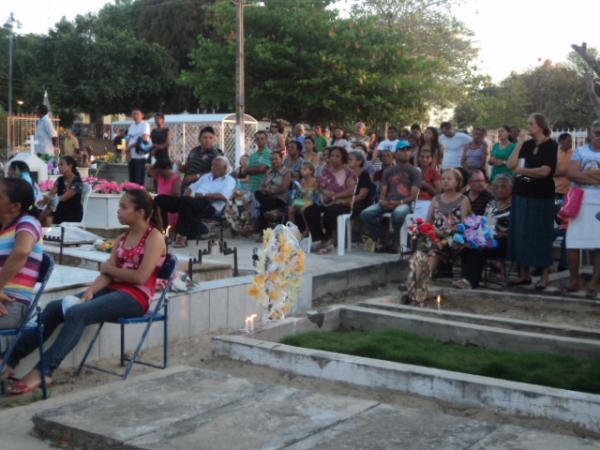 Pessoas assistindo a missa do fim da tarde(Imagem:Cida Santana)