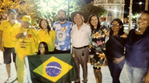 Apoiadores de Bolsonaro celebram resultado das eleições na Praça Dr. Sebastião Martins.(Imagem:FlorianoNews)