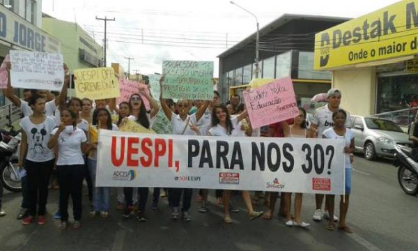 Professores e acadêmicos da UESPI participam de manifestação em Floriano.(Imagem:Geufran Rafael)