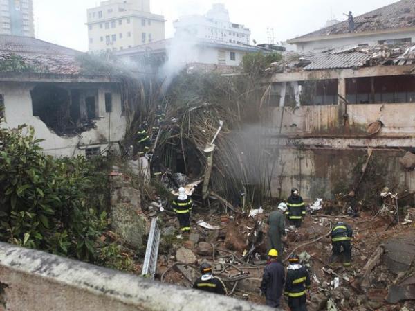 Local da queda do avião que levava Eduardo Campos, em Santos.(Imagem:Walter Mello/A Tribuna de Santos/Folhapress)