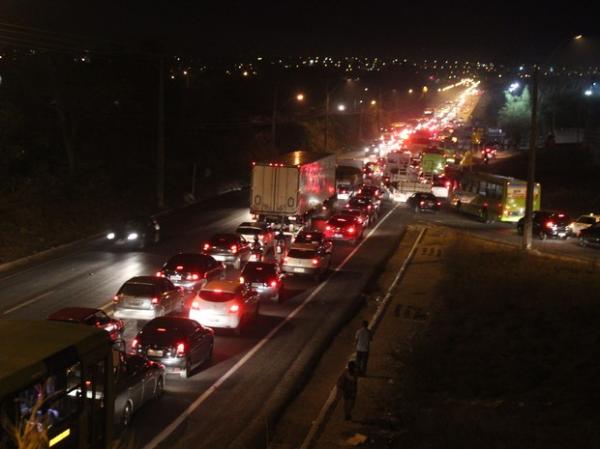 Trânsito ficou completamente congestionado.(Imagem:Ellyo Teixeira/G1)