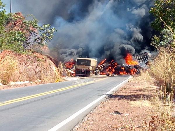 Carretas colidem de frente e pegam fogo na BR-135.(Imagem:Lucas Sena)