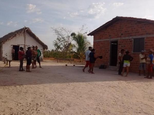 Vizinhos e familiares se aglomeraram na porta da casa onde o crime aconteceu.(Imagem:Catarina Costa)