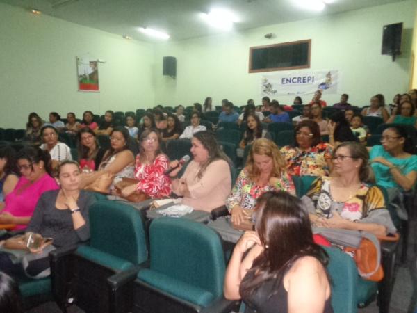 Floriano sedia Encontro do Conselho Regional de Enfermagem do Piauí.(Imagem:FlorianoNews)