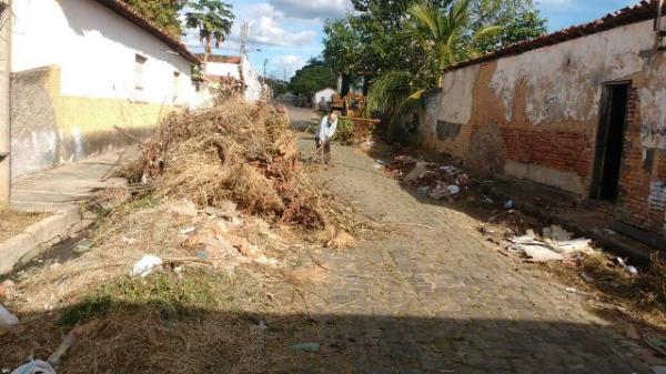 Mutirão de limpeza combate o mosquito da dengue em Floriano.(Imagem:SECOM)