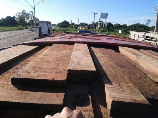  PRF flagra transporte ilegal de madeira em Picos.(Imagem:PRF)