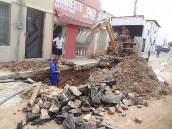 Obras não concluídas pela Agespisa causam transtornos à população florianense.(Imagem:FlorianoNews)