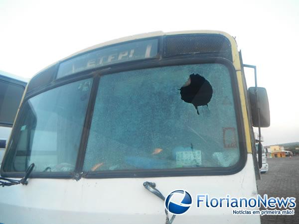 Ônibus de transporte escolar sofre ato de vandalismo em Floriano.(Imagem:FlorianoNews)