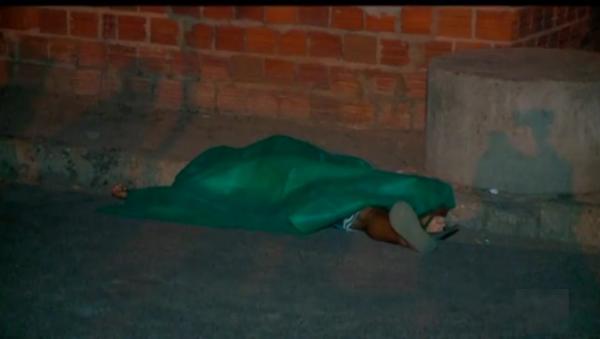 Mec&acirc;nico &eacute; morto a tiros enquanto conversa com amigos em Teresina(Imagem:G1 PI)