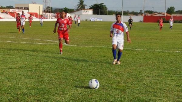 Atacante Anderson, do Barras, atuando contra o 4 de Julho.(Imagem:Renan Morais/GLOBOESPORTE.COM)