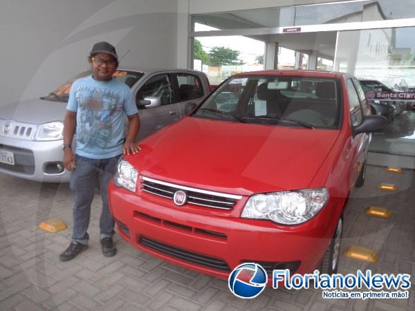 Ganhador do Carro da festa de Natal recebe o prêmio por um dos festeiros.(Imagem:FlorianoNews)