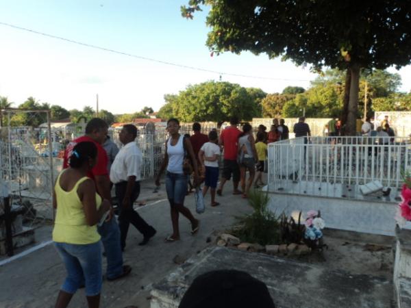 Movimentação no fim da tarde do dia de Finados - Cemitério Central(Imagem:Cida Santana)