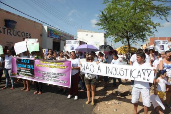 Moradores do conjunto Porto Alegre fazem protesto contra a violência.(Imagem:Meio Norte)