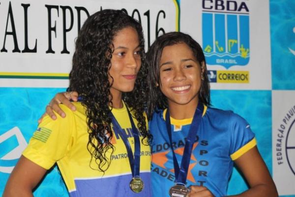 Maria Eduarda Viana com a medalha de ouro no peito.(Imagem:Francisco Filho)