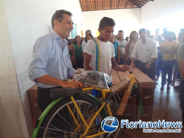 Estudantes da localidade Vereda Grande recebem bicicletas do Pedala Piauí.(Imagem:FlorianoNews)