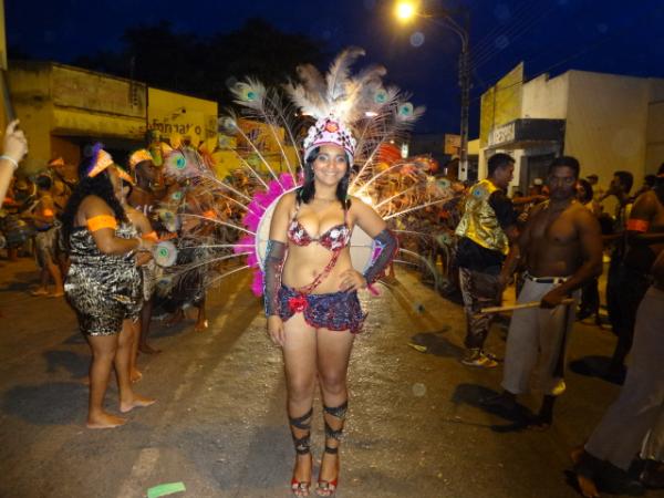 Desfiles de escolas de samba alegram a Av. Getúlio Vargas. (Imagem:FlorianoNews)