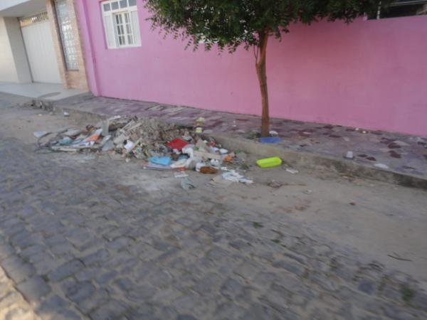 Lixo e sujeira nas ruas de Floriano. (Imagem:FlorianoNews)