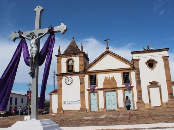 Milhares de fiéis participam da procissão de Bom Jesus dos Passos.(Imagem:Pedro Santiago/G1)