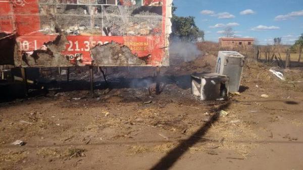 Incêndio destrói pilha de materiais recicláveis na BR-230, em Floriano.(Imagem:FlorianoNews)