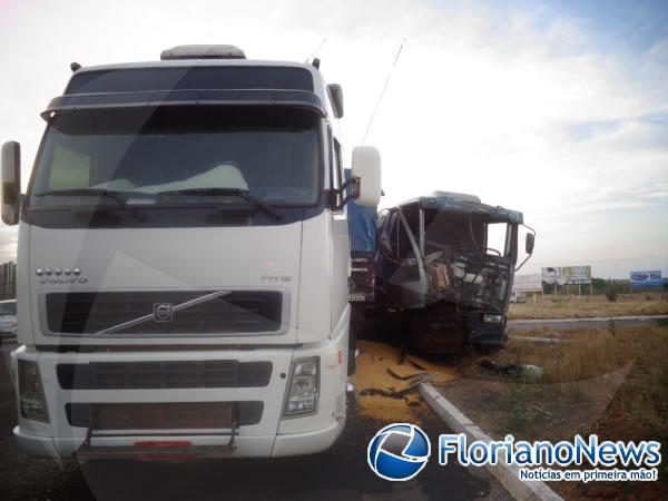 Carretas colidem lateralmente no trevo do Paracati.(Imagem:FlorianoNews)